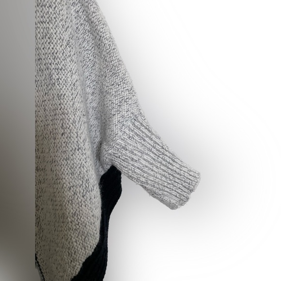 SOLD Spanish women’s chunky knit ribbed poncho cape with sleeves in gray - Picture 6 of 7